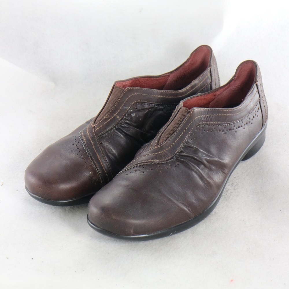 CLARKS Artisan SZ 7.5 Brown Gathered Leather Loafers